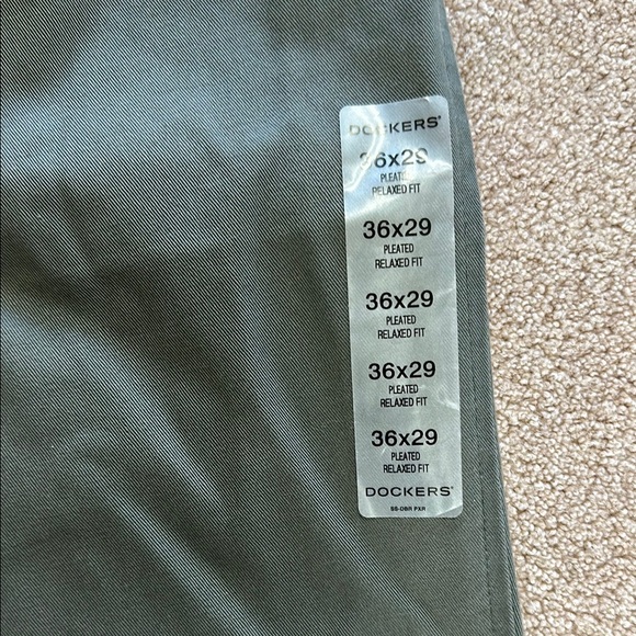 Dockers Relaxed Fit Pleated Chinos (Irregular) 36 x 29 dress pants - Picture 5 of 8